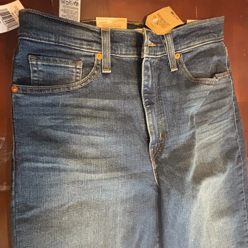 NWT Levi's High Waisted Mom Jeans Mid Wash Blue 28x29 - Picture 3 of 14